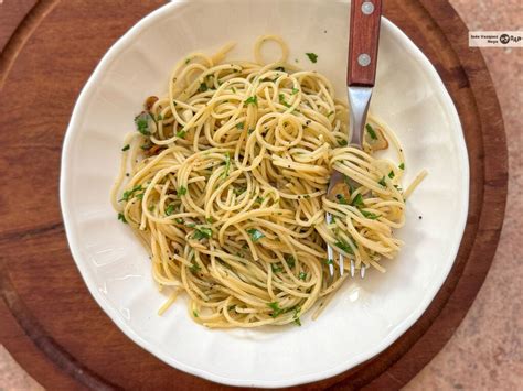 Plato de espaguetis aglio e olio con Muhammara y perejil fresco