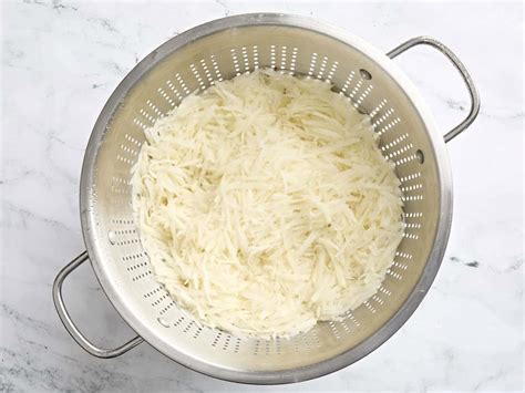 Patatas ralladas escurriéndose