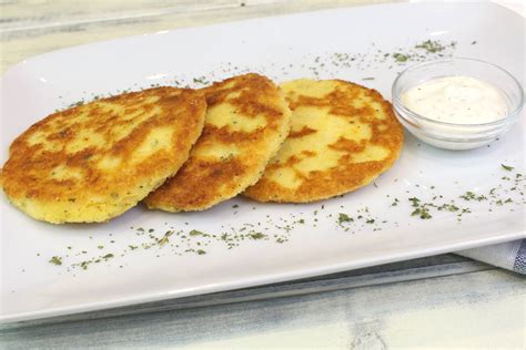 Tortitas de patata dorándose en la sartén