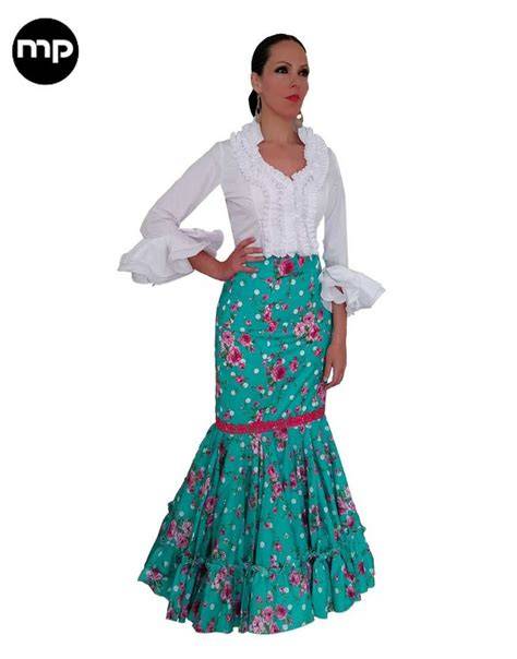 Mujer luciendo una camisa flamenca salmón con falda a juego y mantón de seda