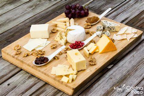 Variedad de quesos en una tabla