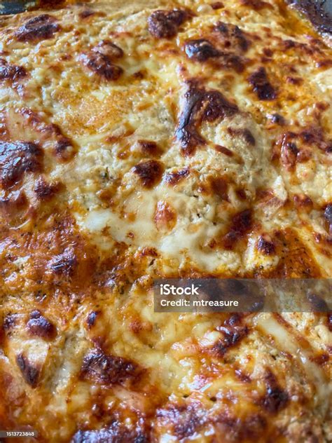 Lasaña vegana recién horneada con queso derretido