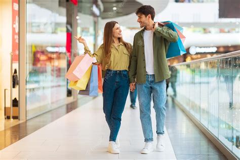 Persona comprando en un centro comercial