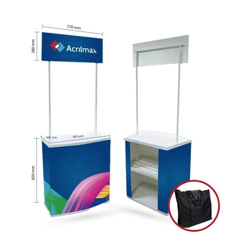 Stand de promoción con personas registrándose