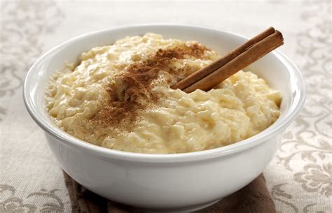 Arroz con leche tradicional en un tazón con canela