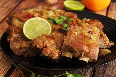 Costillas de cerdo dorándose en una cazuela