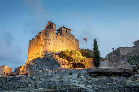 Castillo de la Santa Creu de Calafell al amanecer