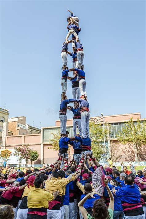 Castellers formando una torre humana en una plaza