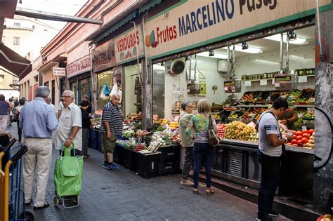 Interior del Mercado de Antón Martín con puestos de comida