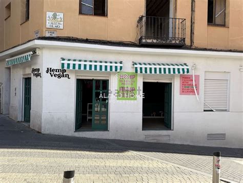 Terraza animada en la calle de Santa Isabel, Lavapiés