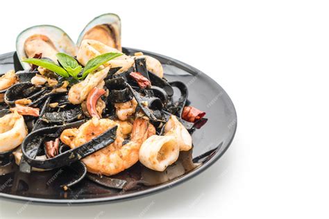 Espaguetis negros con mariscos