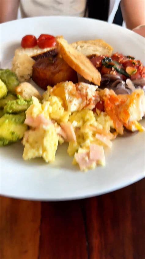 Mesa de brunch con opciones dulces y saladas