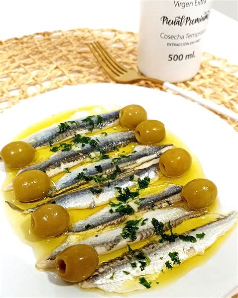 Aceitunas rellenas de boquerones en vinagre en un aperitivo