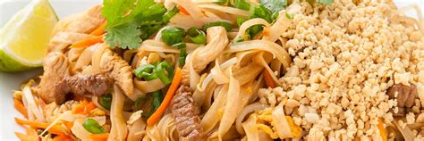 Plato de Pad Thai con ingredientes frescos