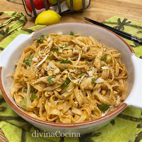 Plato de Pad Thai servido con acompañamientos