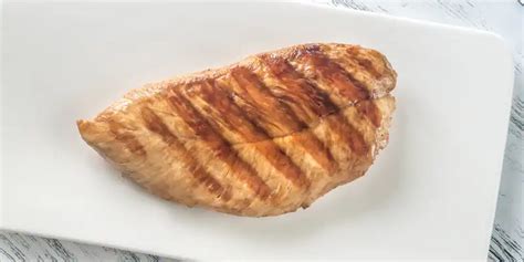 Pechuga de pollo cocida en proceso de reposo