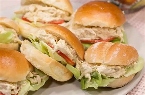 Variedad de bocadillos con pollo desmenuzado