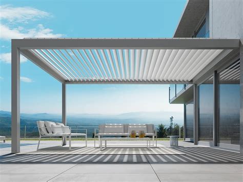 Pérgola bioclimática con lamas orientables sobre una zona de barbacoa