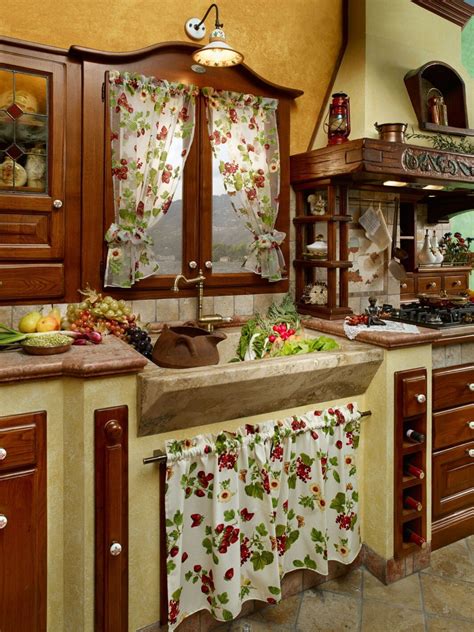 Mueble de obra con cortinas de tela para almacenamiento en una cocina exterior