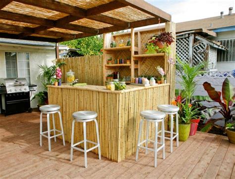 Barra de bar exterior con taburetes altos y zona de fregadero