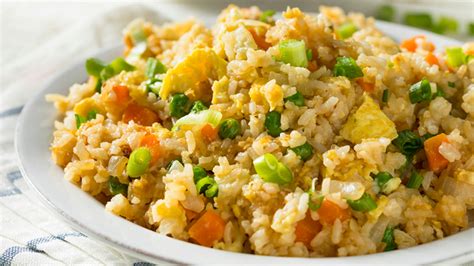 Arroz frito japonés con verduras y huevo