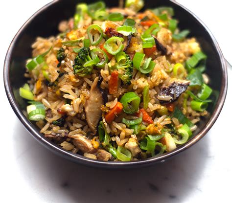 Arroz frito japonés en wok con todos los ingredientes