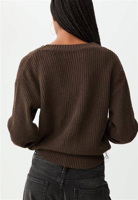 Jersey marrón chocolate de mujer con varios accesorios.