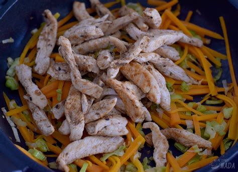 Relleno de pollo, puerro y zanahoria salteándose en una sartén