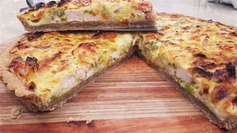 Una tarta de pollo recién horneada con una base crujiente