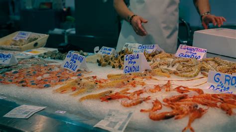 Surtido de mariscos frescos en un mercado de Cagliari