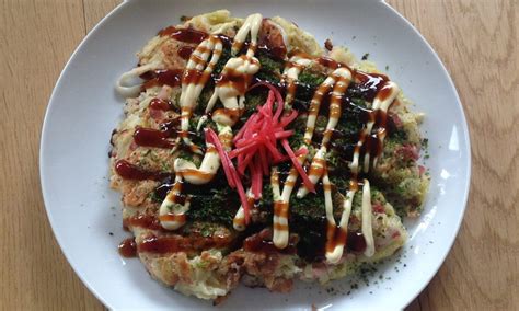 Plancha teppan mostrando la preparación de okonomiyaki