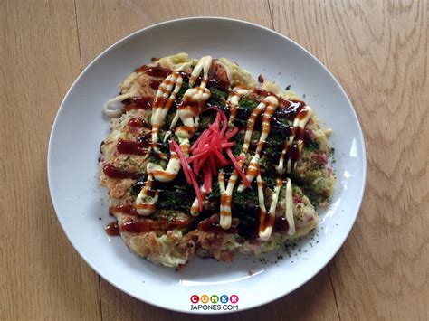 Okonomiyaki terminado con aderezos: beni shōga y katsuobushi