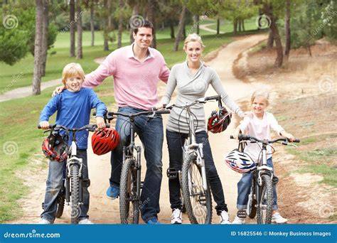 Familia disfrutando de un paseo en e-bike por un paisaje montañoso