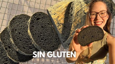 Panadería ofreciendo pan negro sin gluten