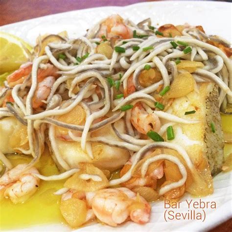 Merluza con gulas y gambas en sartén