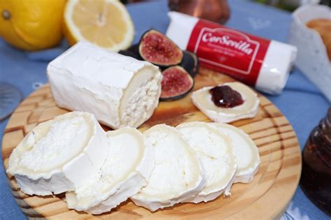 Rulo de cabra fresco con acompañamientos como pan y picos