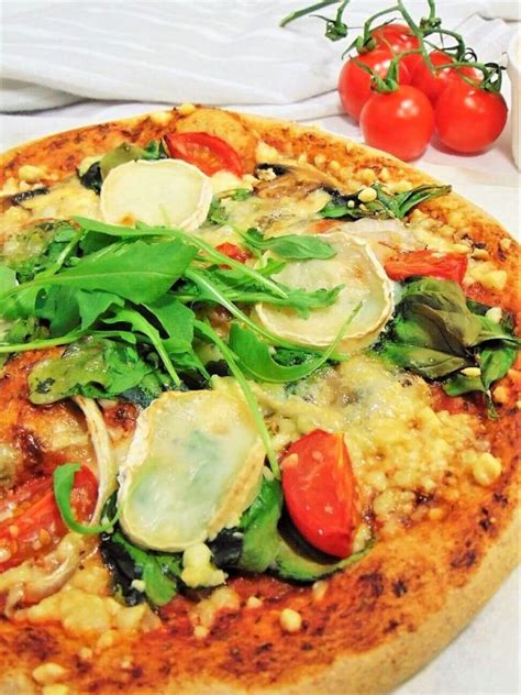 Pizza casera con rulo de cabra y verduras frescas