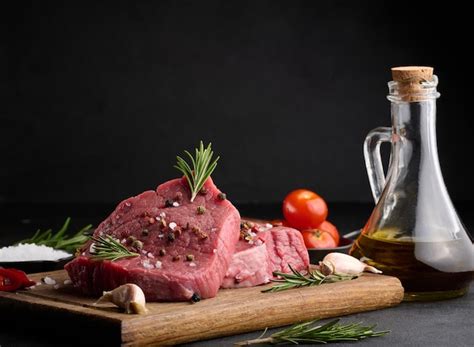 Carne marinándose con especias y vino