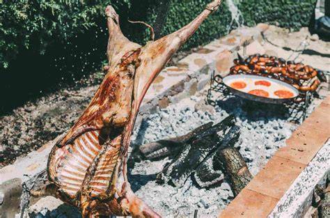 Cordero a la estaca cocinándose al aire libre en Asturias