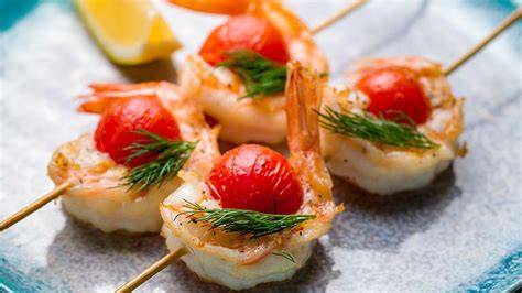 Brochetas de gambas con tomates cherry y eneldo