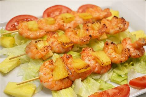 Brochetas tropicales de langostinos y piña
