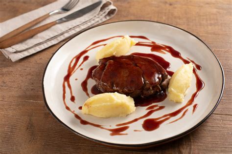 Plato de jabalí en salsa de vino tinto