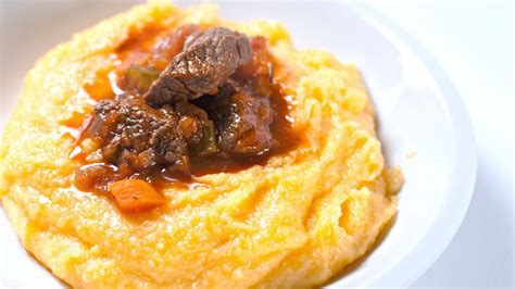 Jabalí en salsa con guarnición de polenta