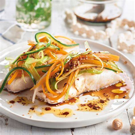 Sashimi de merluza con salsa y vegetales