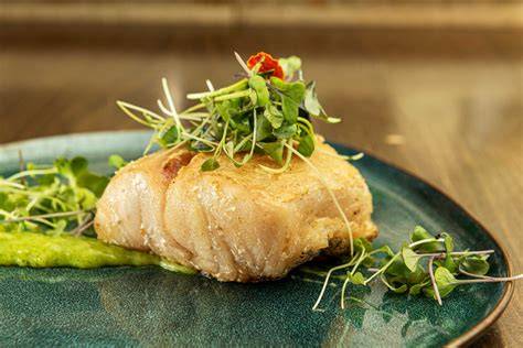 Plato de sashimi de merluza con salsa