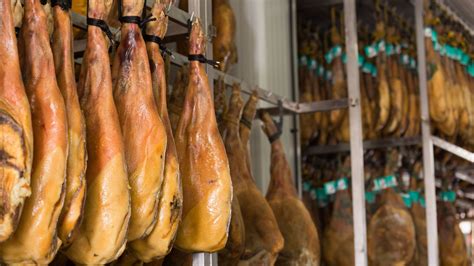 Interior de un secadero de jamones con numerosas piezas colgando