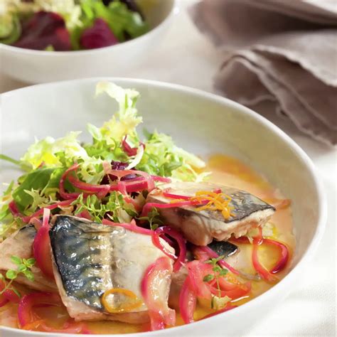 Caballa en escabeche servida con boniato y ensalada