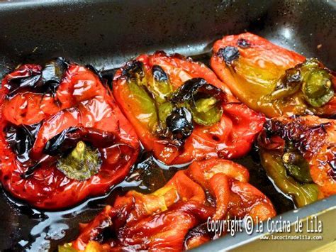 Pimientos asados sudando cubiertos con papel de aluminio