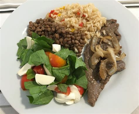 Ingredientes frescos para bistec con lentejas