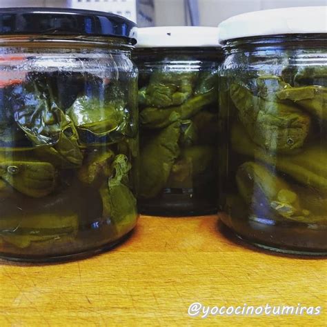 Plato de tapas con pimientos verdes en conserva